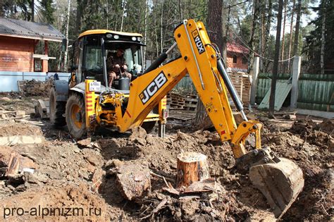 Использование экскаватора для удаления пней деревьев