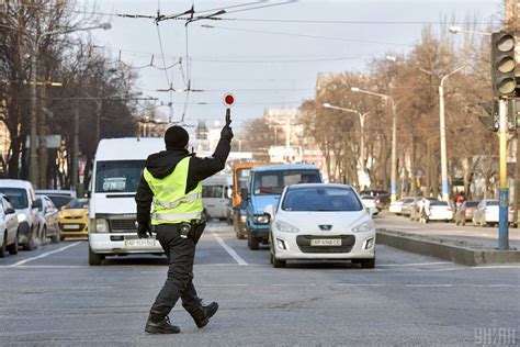 Как происходит остановка автомобиля сотрудником полиции?