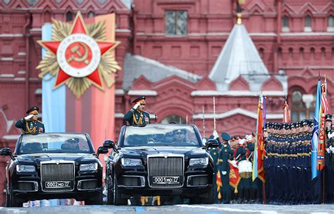 Когда и почему машины стали появляться на Красной площади?