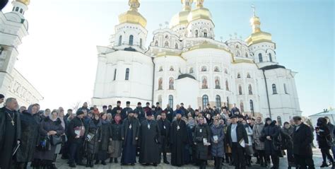 Обязательно ли одевать юбку в церковь?