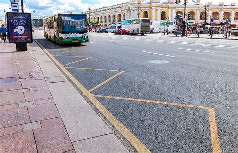 Разрешено ли стоять на автобусной остановке