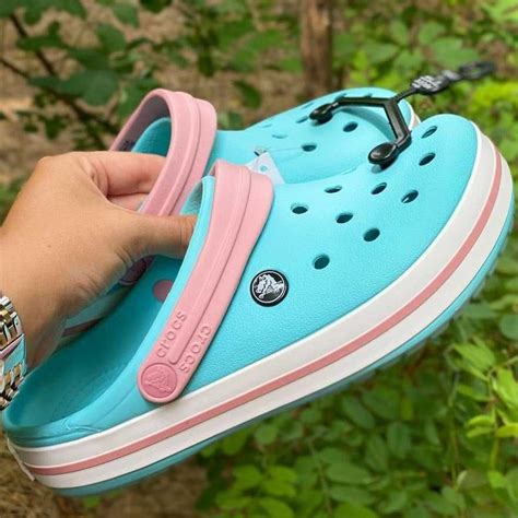 Специальные советы по чистке сабо Crocs разных цветов